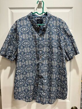 American Eagle Outfitters Men’s Navy and White Short-Sleeve Button-Up Shirt